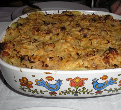 Ovenschotel rookworst met zuurkool